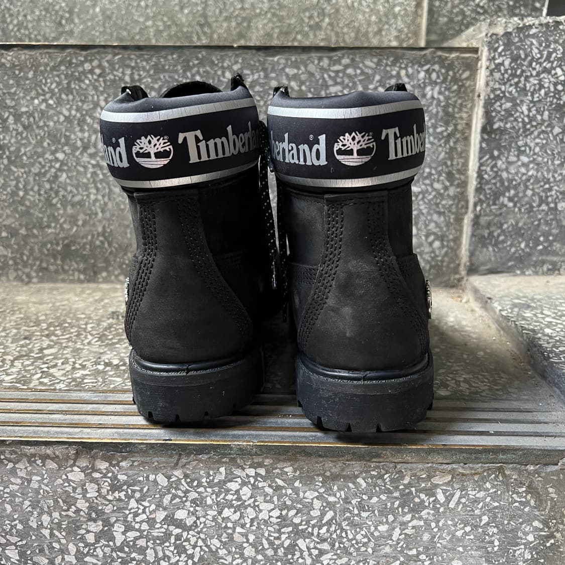 팀버랜드 6인치 프리미엄 블랙 누벅 실버 로고 부츠 상품이미지3