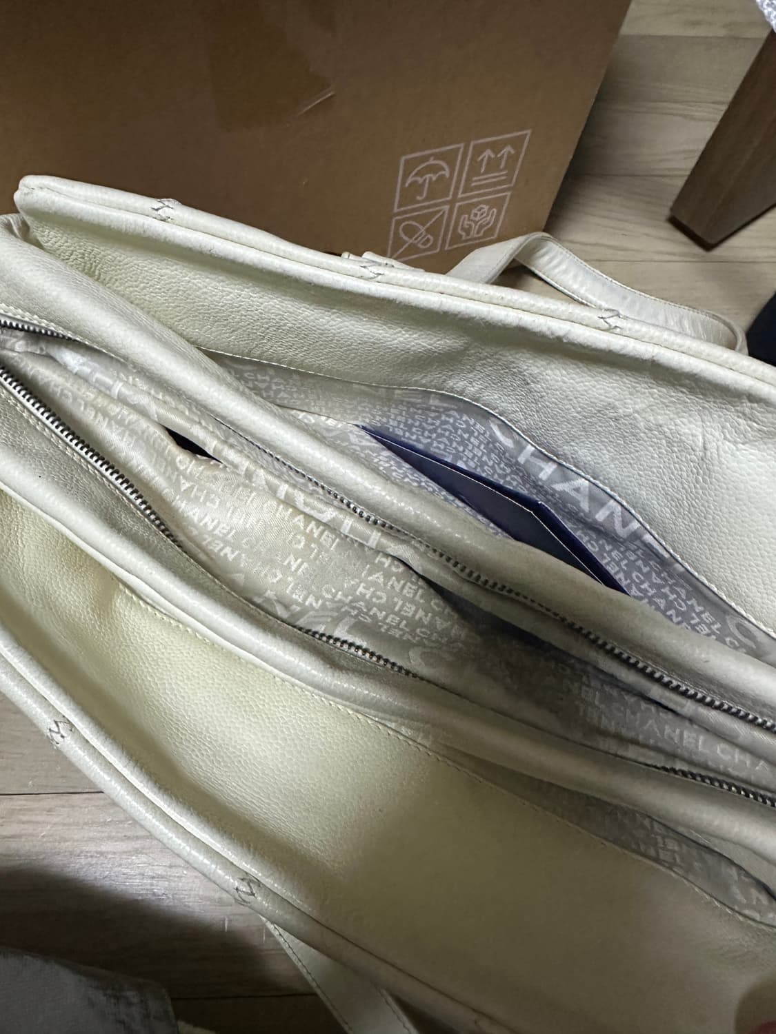 샤넬 캐비어 초코바 스티치 볼링 숄더백 화이트 상품이미지9