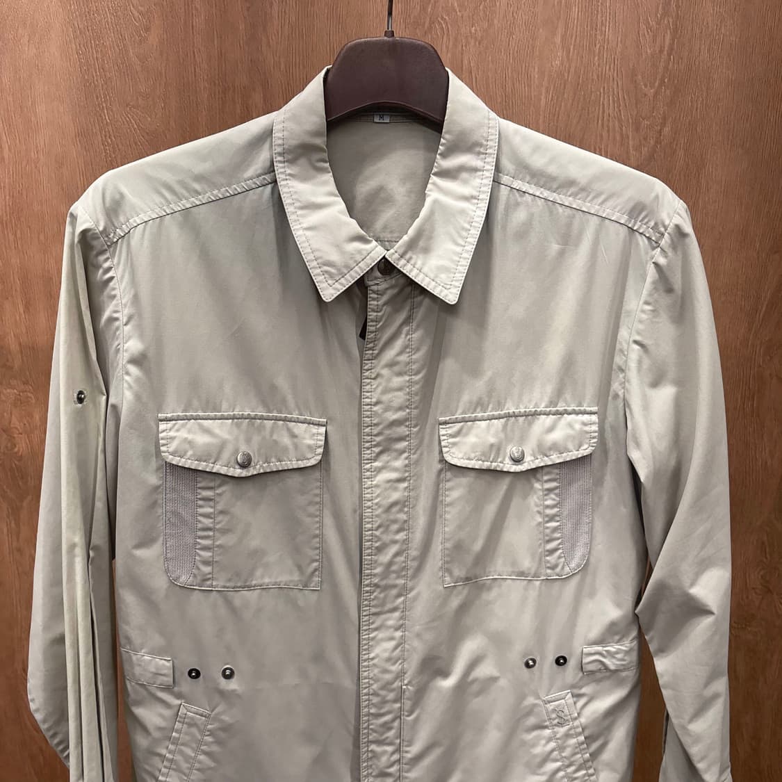 입생로랑 카라 자켓 플랩 포켓 로고 자수 디테일 레귤러핏 베이지 상품이미지4