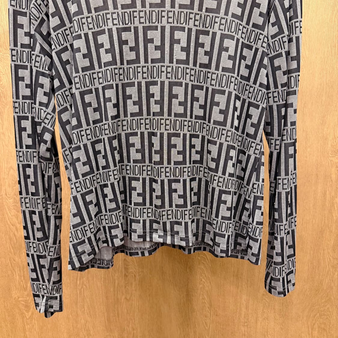 펜디 FF로고 패턴 긴팔 티셔츠 모노 그램 슬림핏 그레이 블랙 상품이미지5