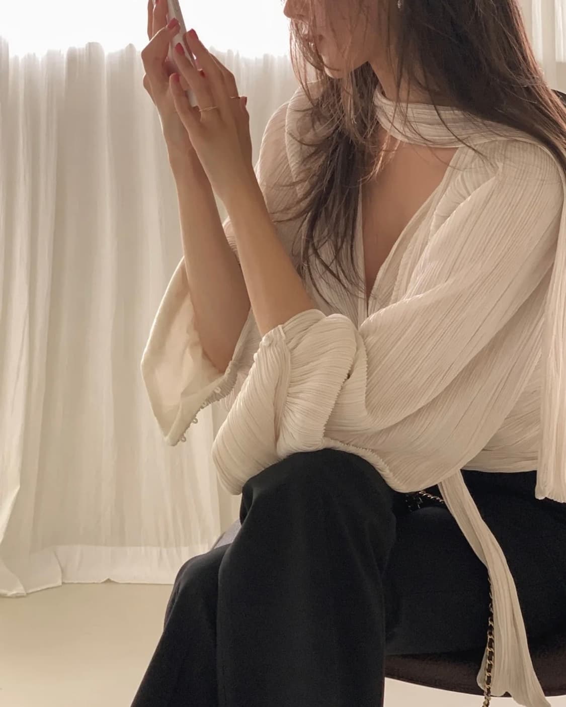 러브썸원 플리츠 스카프 랩 블라우스 - 아이보리 (하객룩·연말룩 추천) 상품이미지7