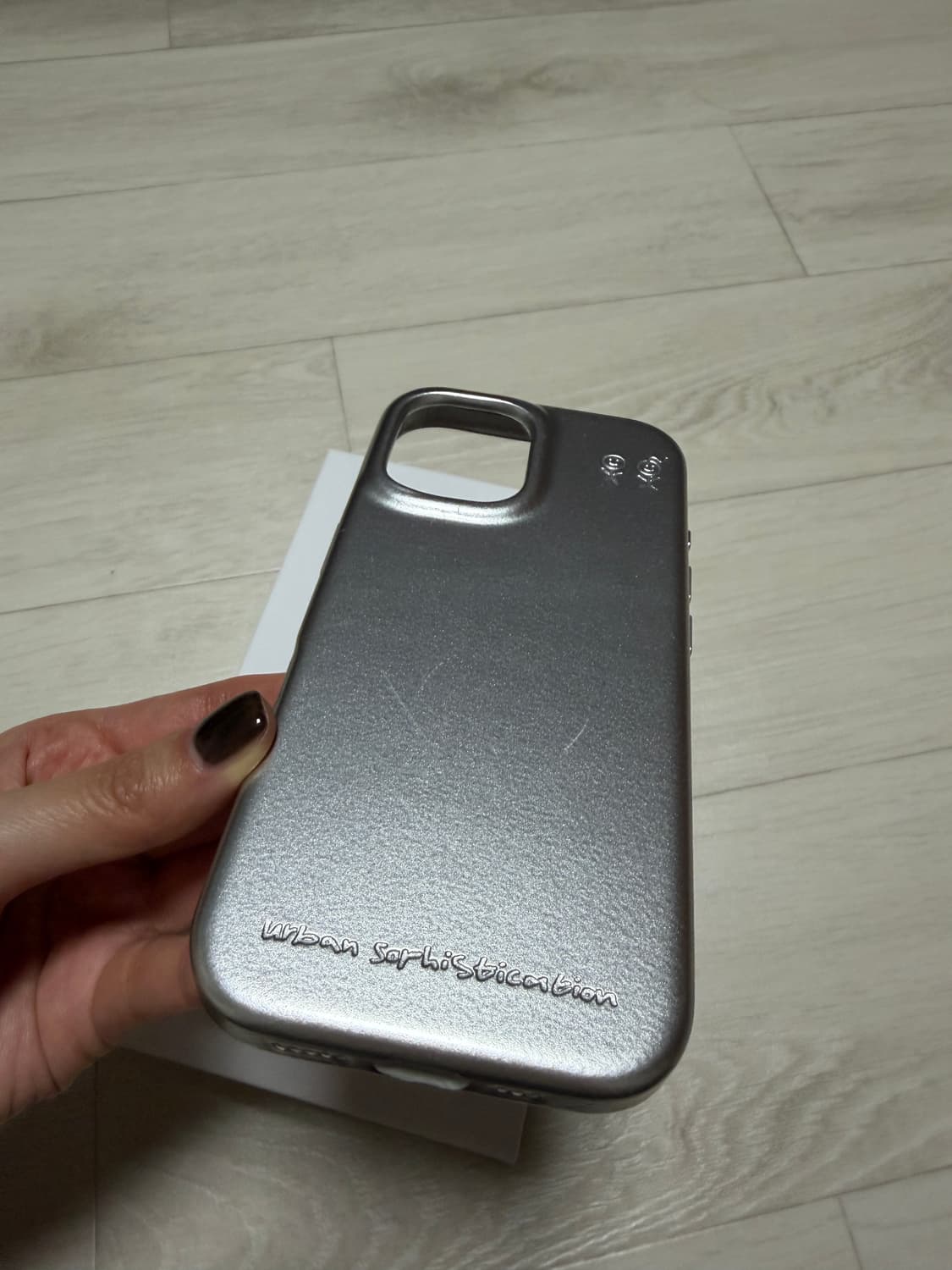 어반소피스티케이션 아이폰17 케이스 크롬 상품이미지6