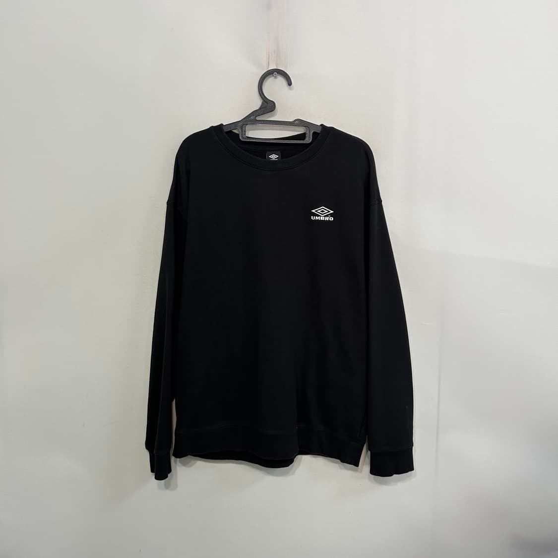 엄브로 남성 블랙 맨투맨 105 상품이미지1