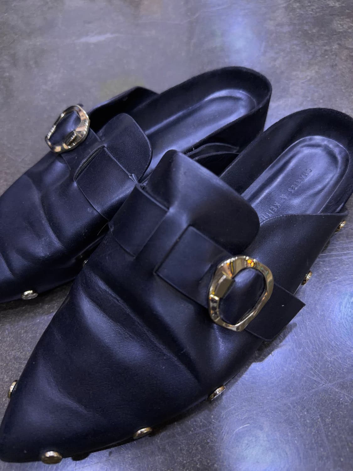 찰스앤키스 해머드 버클 스터드 포인티드 토 뮬 슬리퍼 235 상품이미지5