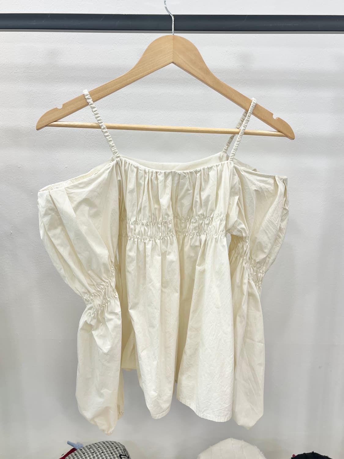 Soft Breeze Off-Shoulder Top 상품이미지6