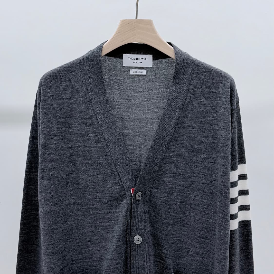 [미사용/3] 톰브라운 사선완장 메리노 울 가디건 그레이 상품이미지3