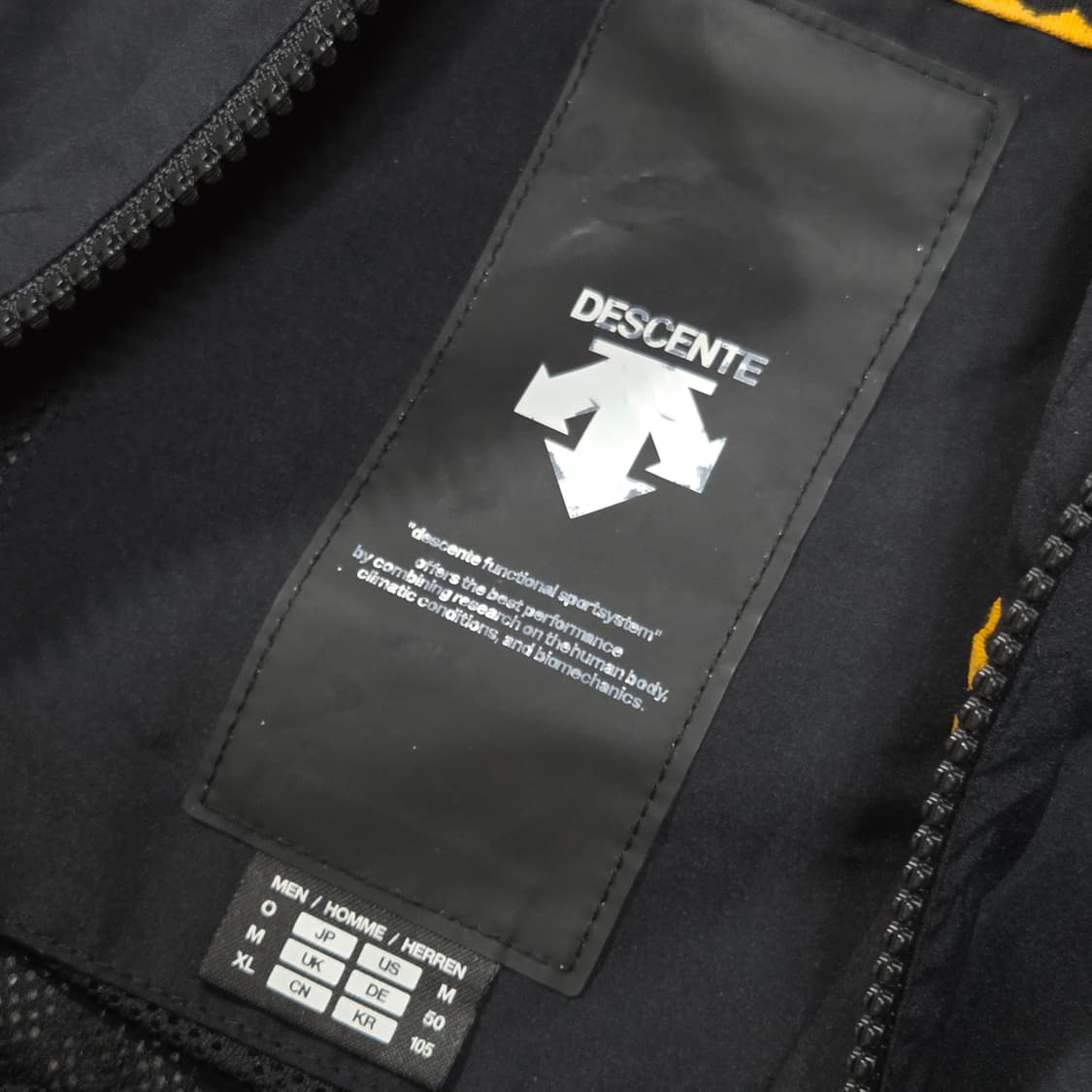 데상트 블랙 바람막이 자켓 상품이미지8