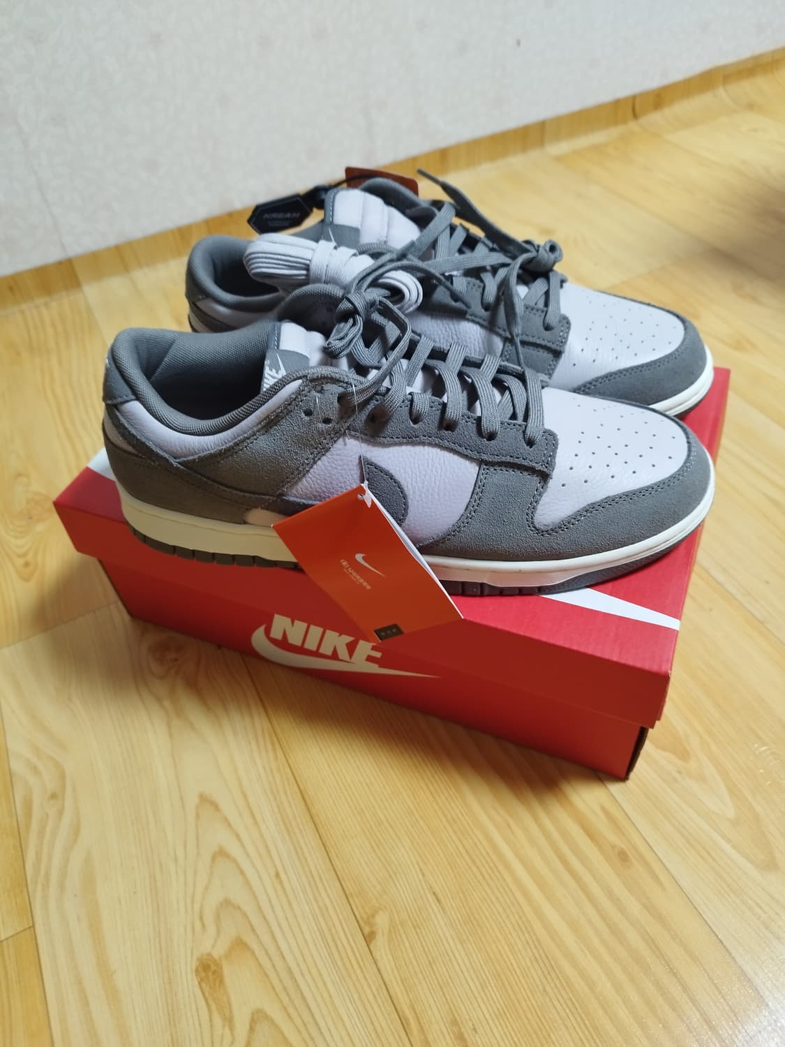 나이키 덩크 로우 레트로 SE 그레이 스웨이드 상품이미지2