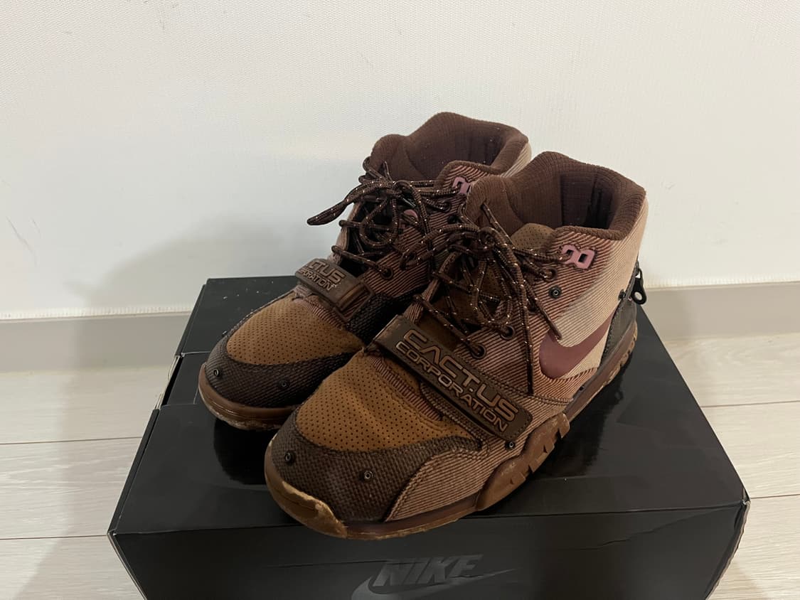 나이키 x 트래비스 스캇 에어 트레이너 1 아키오 브라운 앤 러스트 핑크 상품이미지1