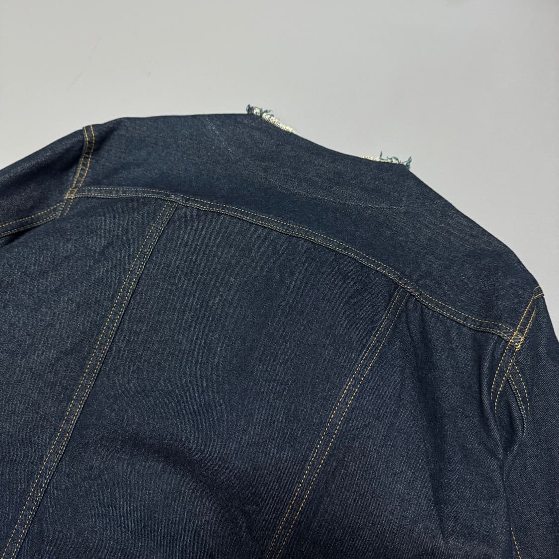 랭글러 x 센스오브플레이스 인디고블루 워시드데님 칼라리스 트러커 자켓 상품이미지5