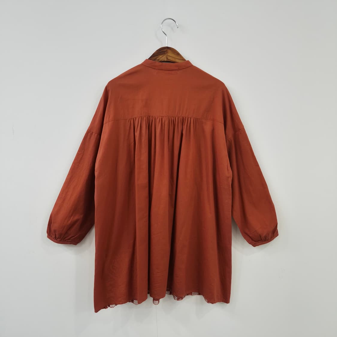 SUPER HAKKA 코튼 셔링 레이스 루즈핏 롱 블라우스 상품이미지2