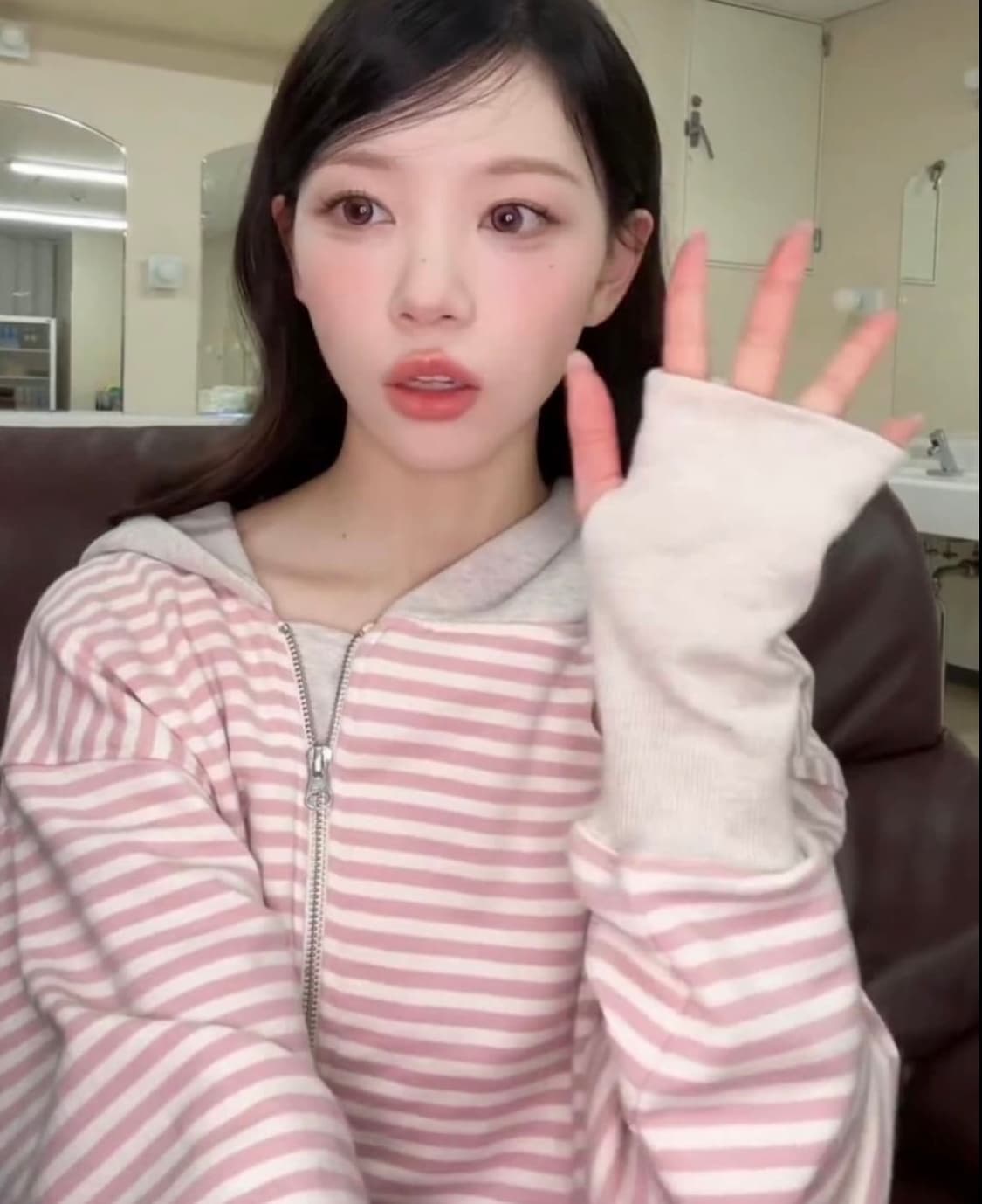 (아일릿 모카 착용) 더뮤지엄비지터 후드집업 블랙 색상 상품이미지3