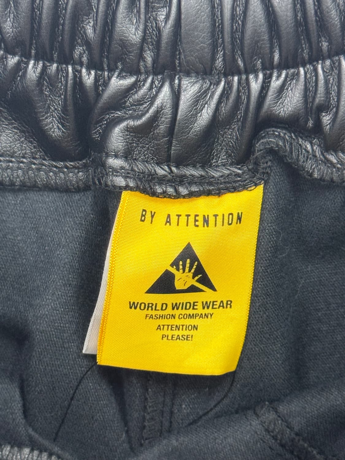 By Attention 블랙 레더 버뮤다 팬츠 상품이미지4