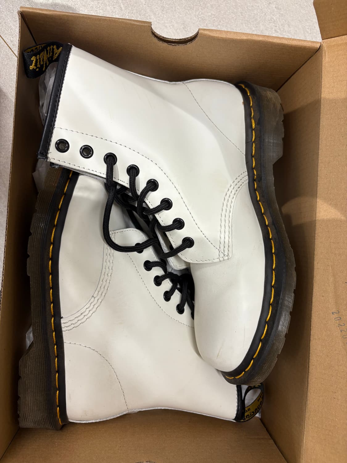 닥터마틴 1460 화이트 240 상품이미지1