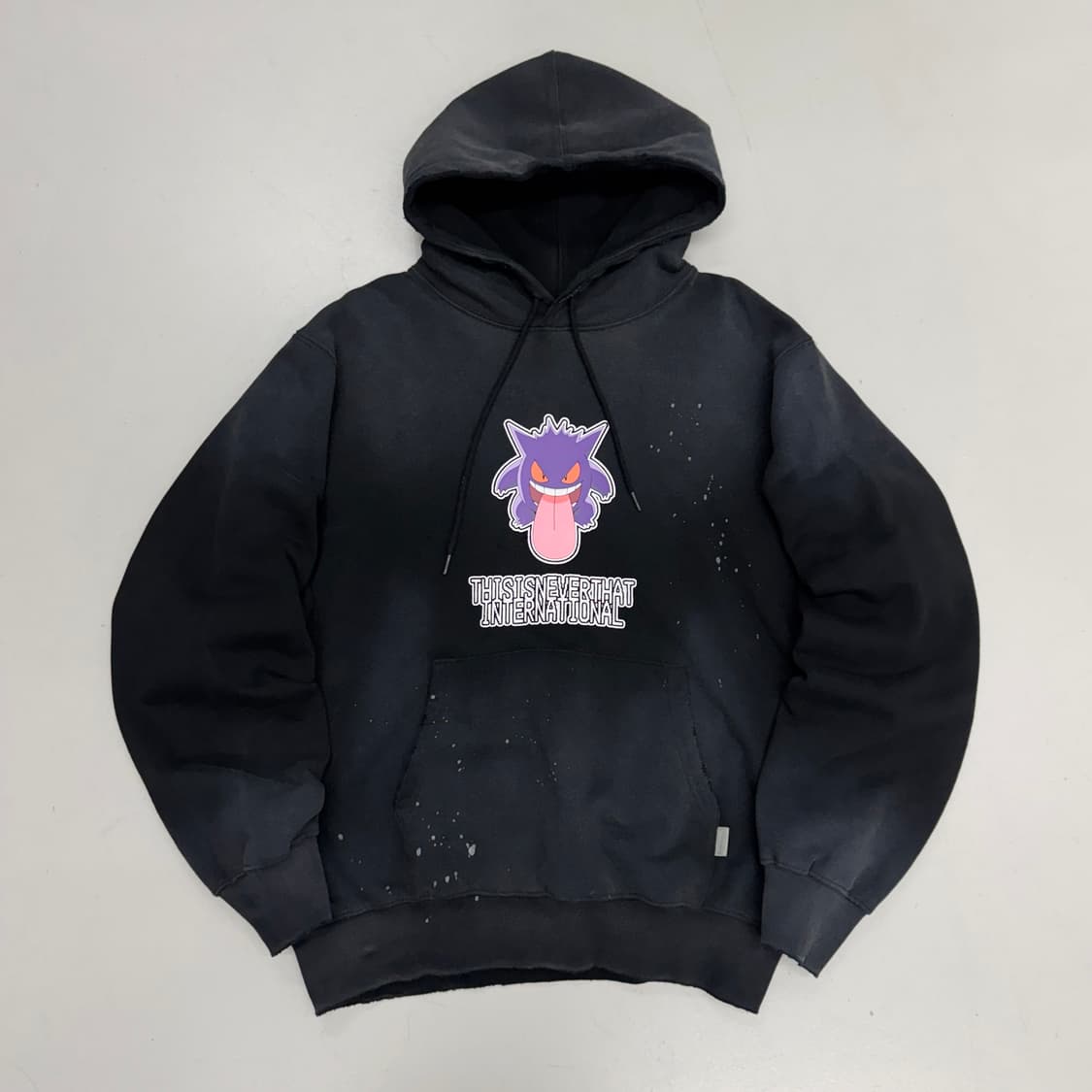 디스이즈네버댓 X 포켓몬 페이딩 팬텀 후드티 블랙 상품이미지2