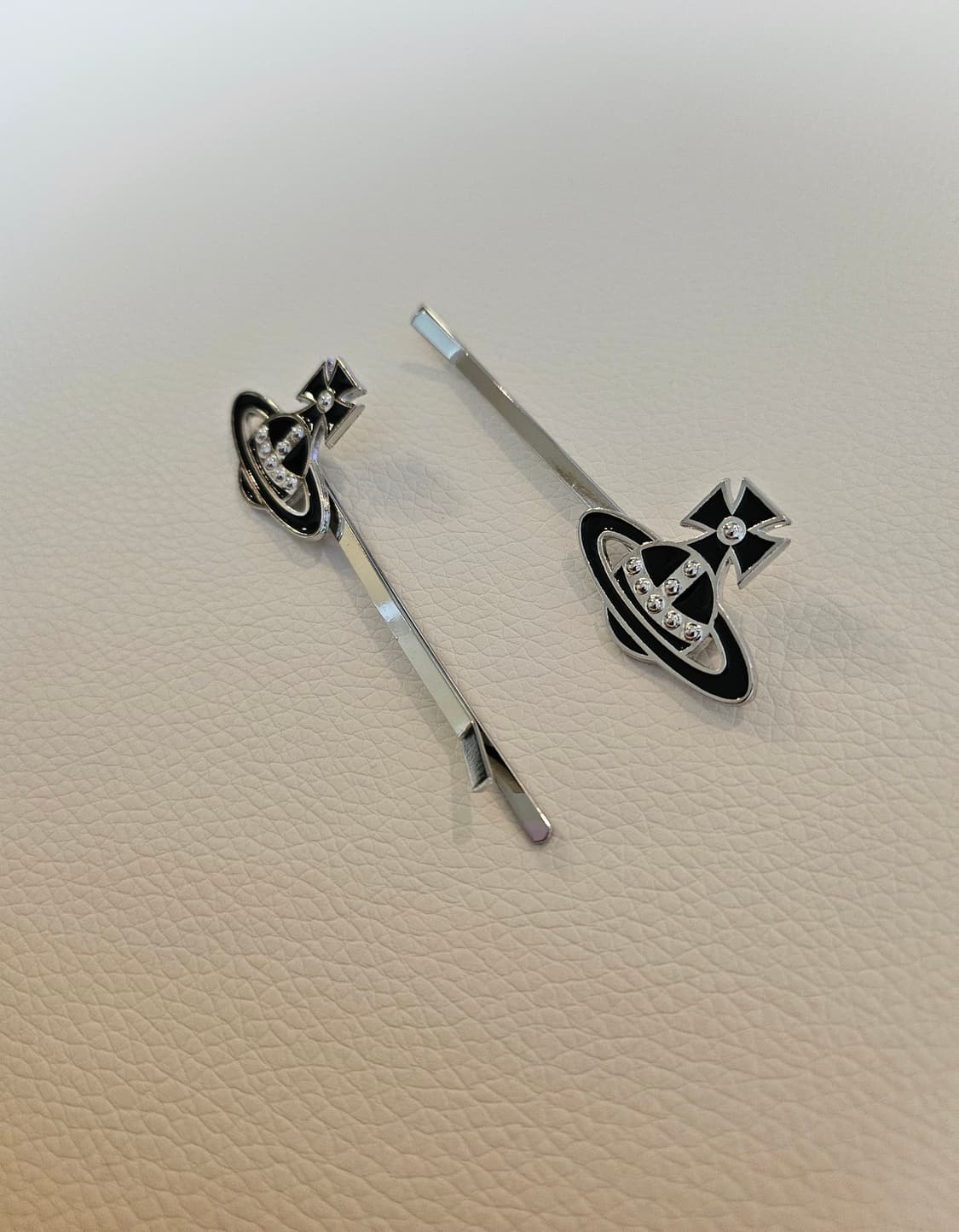 비비안웨스트우드 업사이클링 블랙 헤어핀 세트 상품이미지2