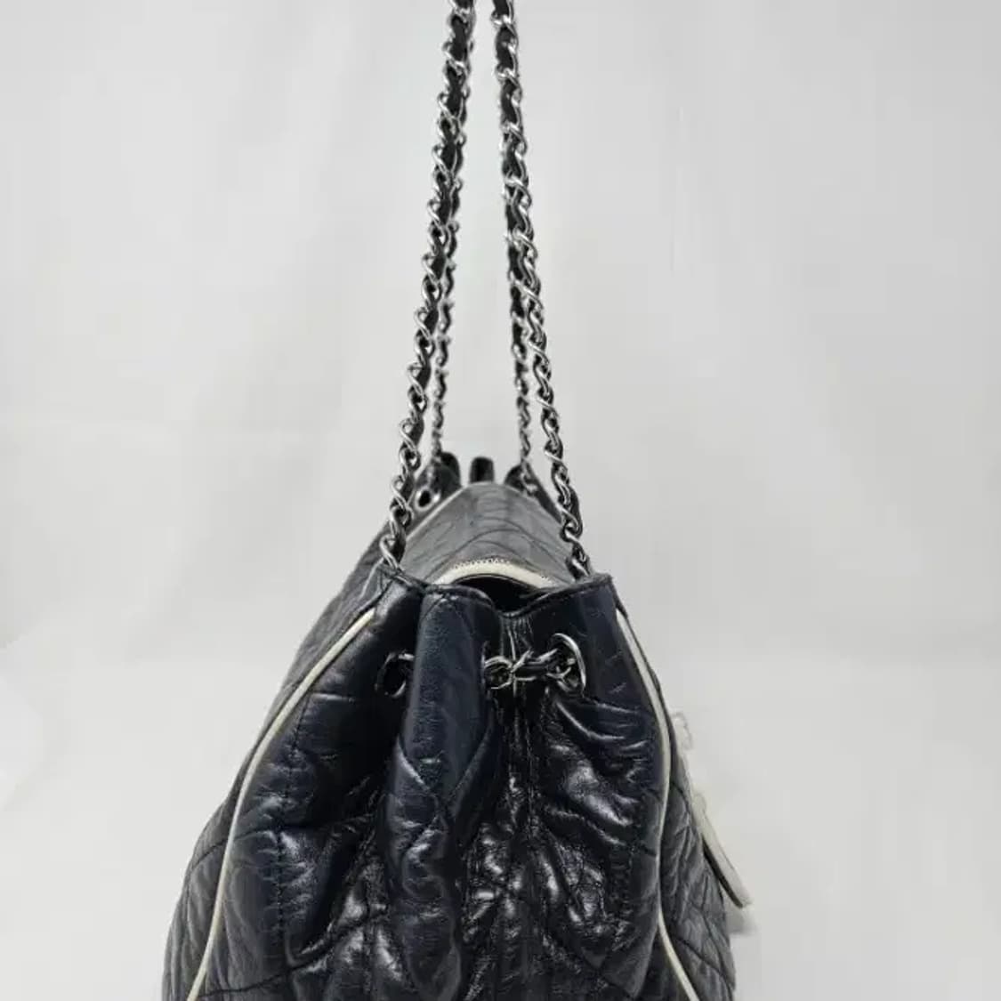 정품 샤넬 아코디언 숄더백정품 샤넬 아코디언 숄더백
블랙 색상에 은장 체 상품이미지7