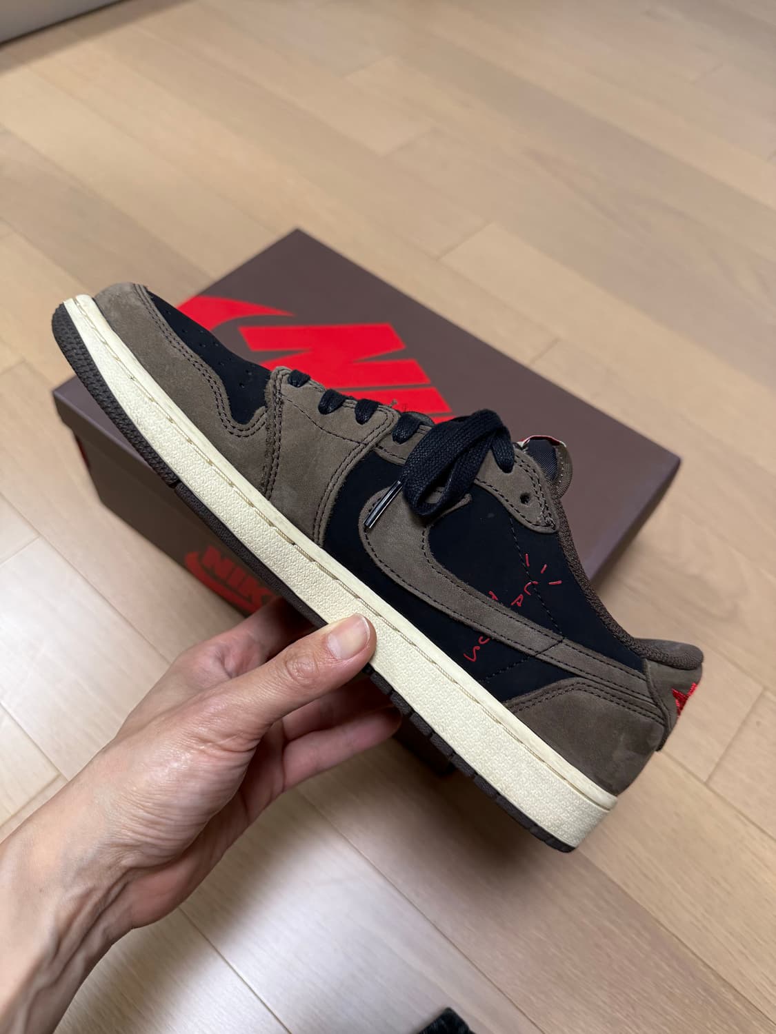 조던 1 로우 스캇 모카 상품이미지4