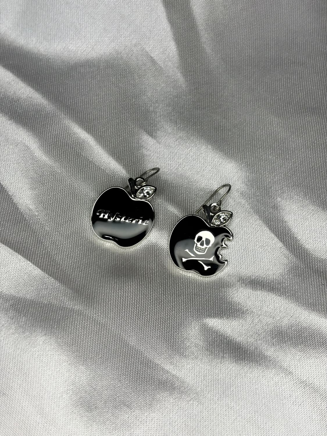 히스테릭 글래머 애플 스컬 귀걸이 블랙  💀🍎 상품이미지3