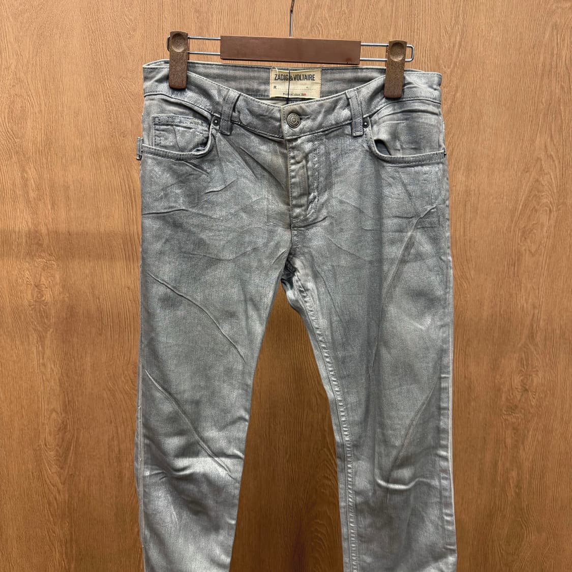 자딕앤볼테르 슬림핏 레더 코팅 데님 팬츠 로고 디테일 라이트 그레이 상품이미지4