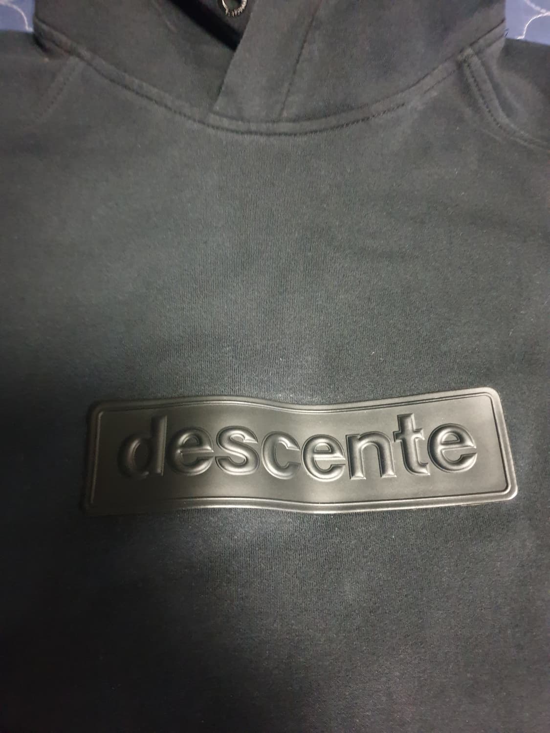 (단종매물) 데상트 실리콘 레터링 박스로고 후드티 블랙 (110) 상품이미지2