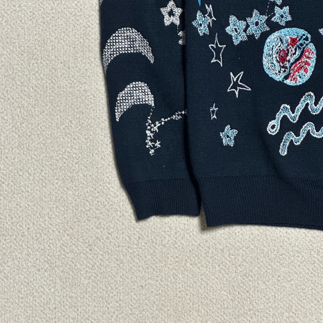 우주 자수 라운드넥 니트 상품이미지4