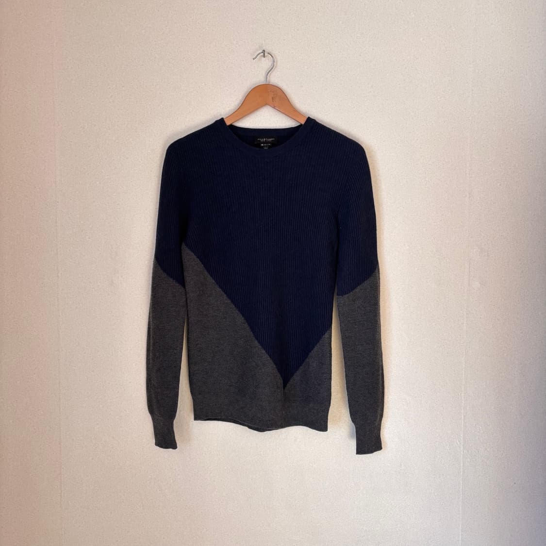 질스튜어트 S 슬림 실루엣 투톤 그레이 니트 입체적인 디테일 상품이미지1