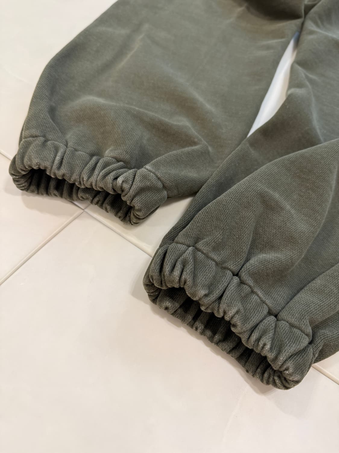 에센스룸 블라인드파일즈 스웻팬츠 올리브 L(32-34) 상품이미지6