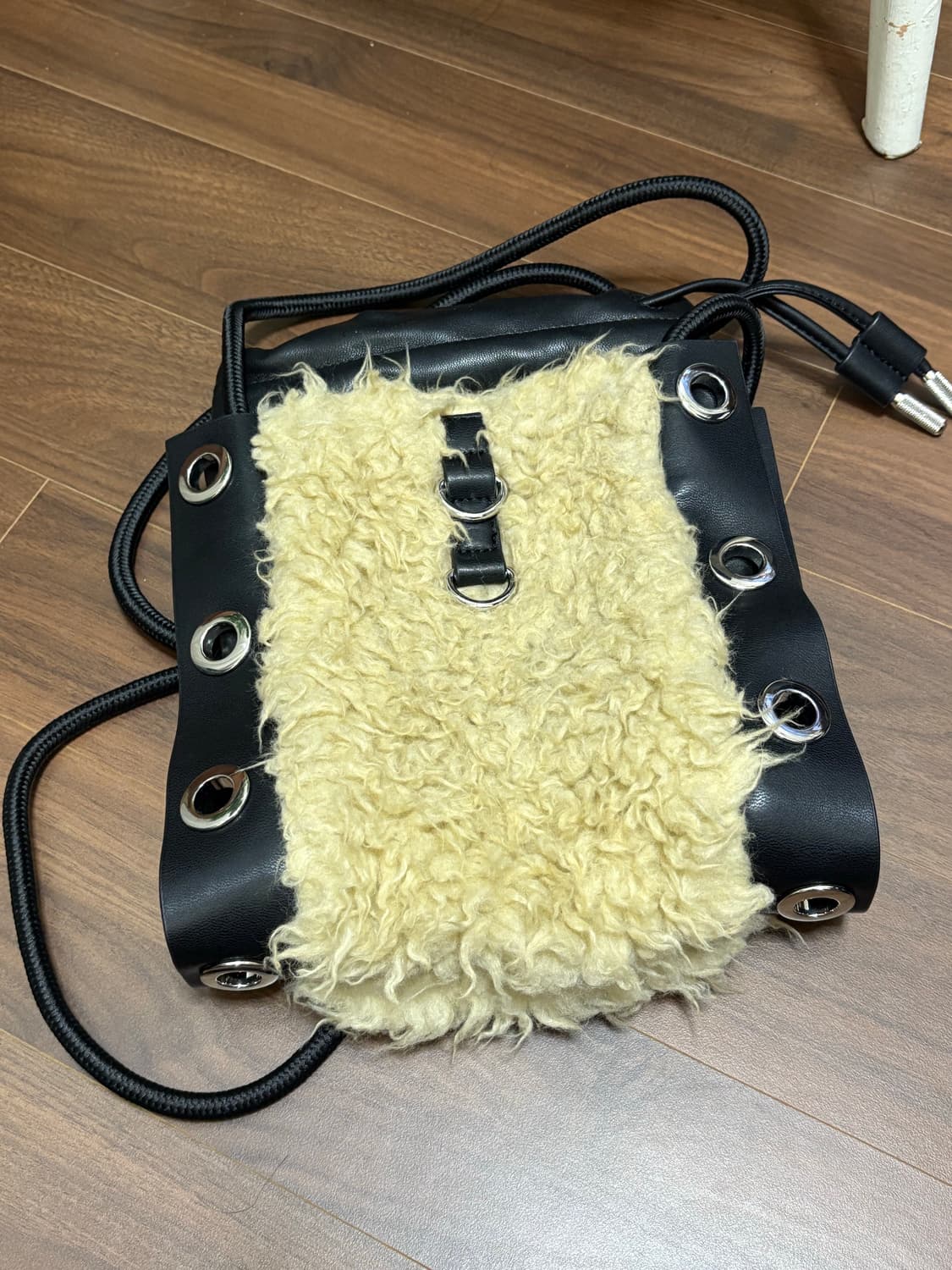 디젤 블랙 퍼 크로스백 가방 상품이미지4