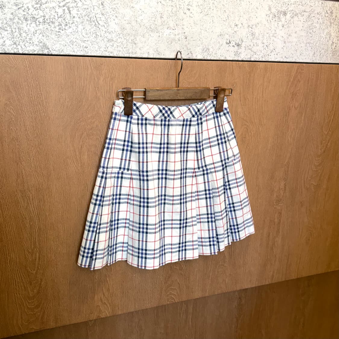 버버리 런던 플리츠 미디 스커트 노바체크 디테일 A라인 화이트 상품이미지5