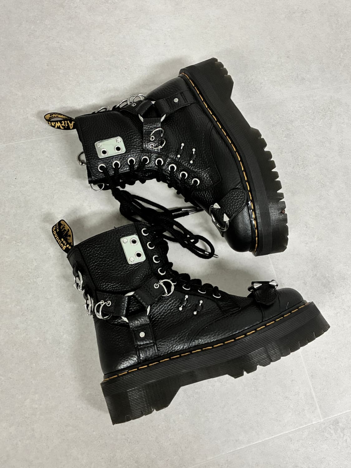 닥터마틴 피어싱 부츠 상품이미지1