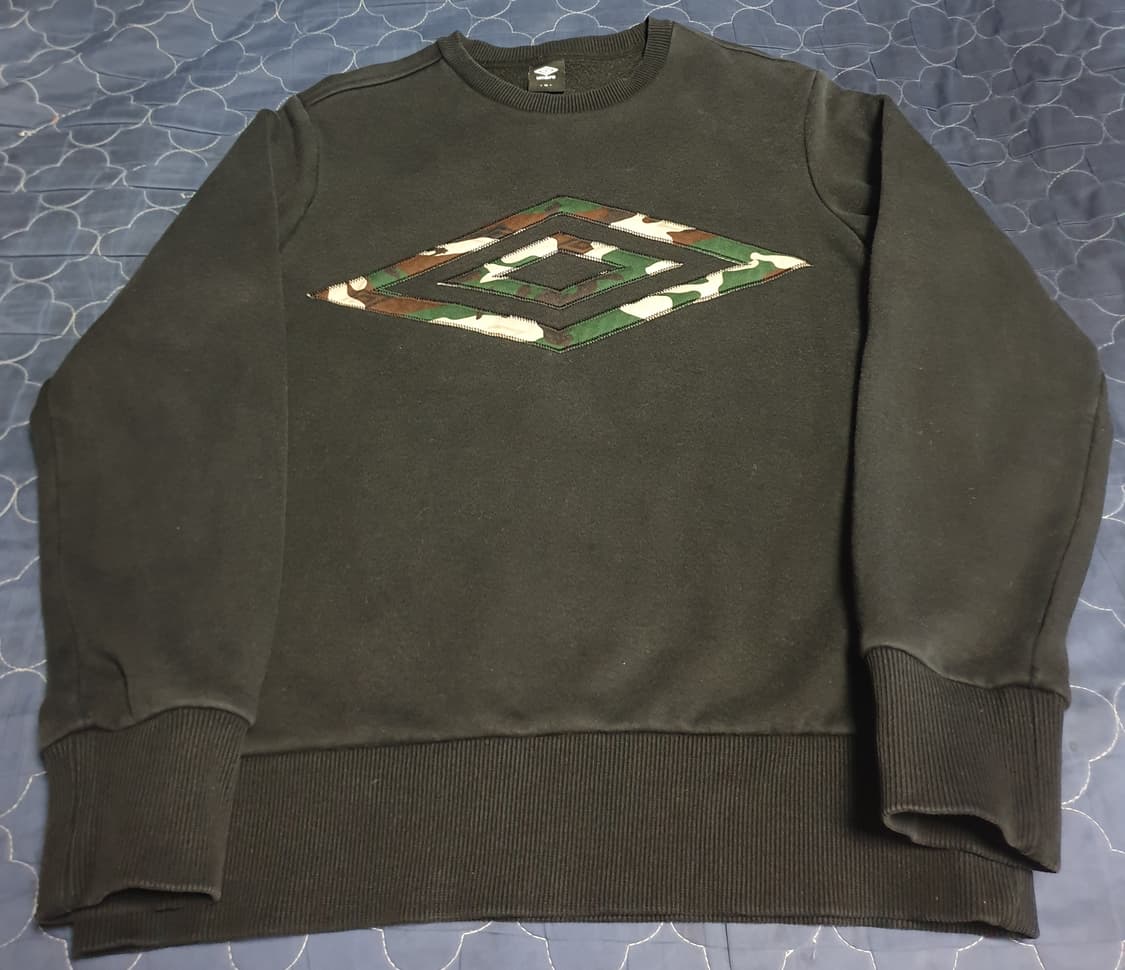 (단종매물) 엄브로 PYU로고 카모 패치 맨투맨 블랙 (S) 상품이미지1