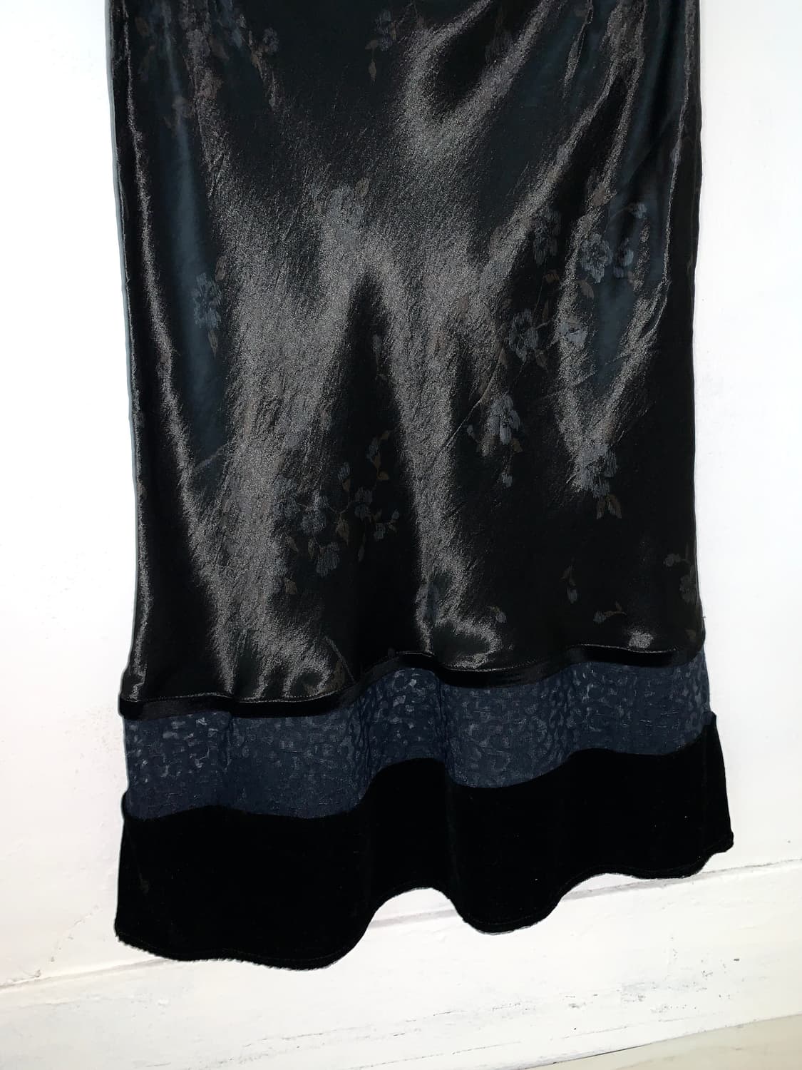 Black oriental print satin midi skirt(새상 상품이미지7