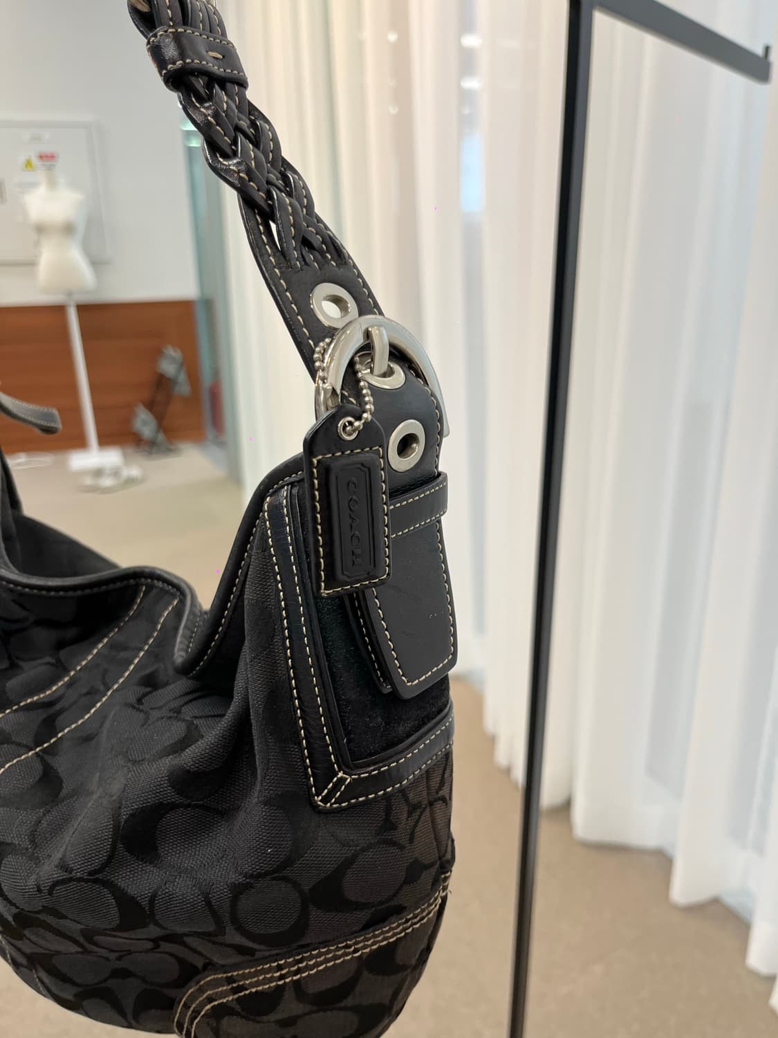 Coach Black Half Moon Bag 상품이미지4