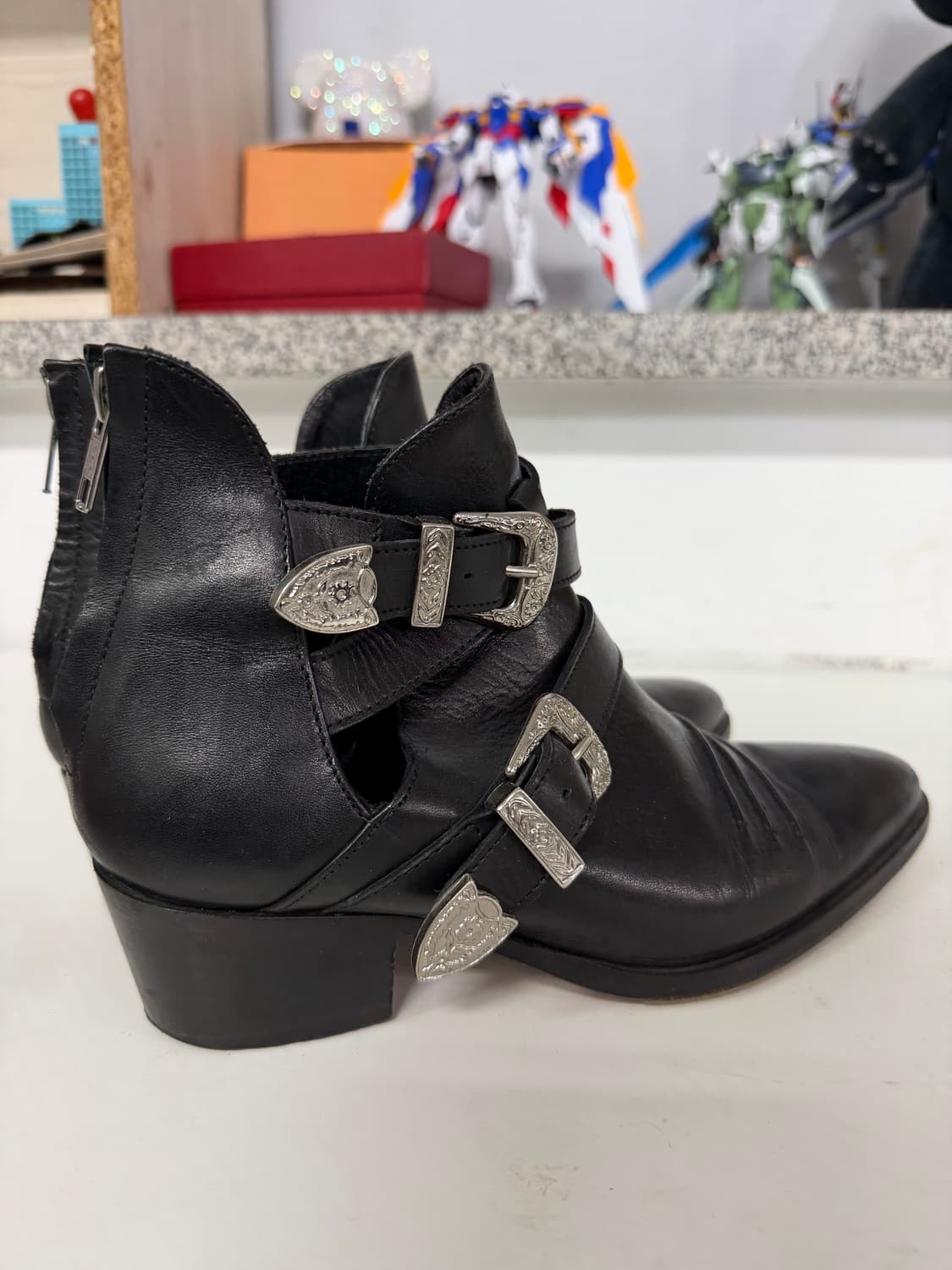 정품) 더쿠플스 한섬 여성 가죽 버클 장식 앵클 부츠 37 상품이미지4