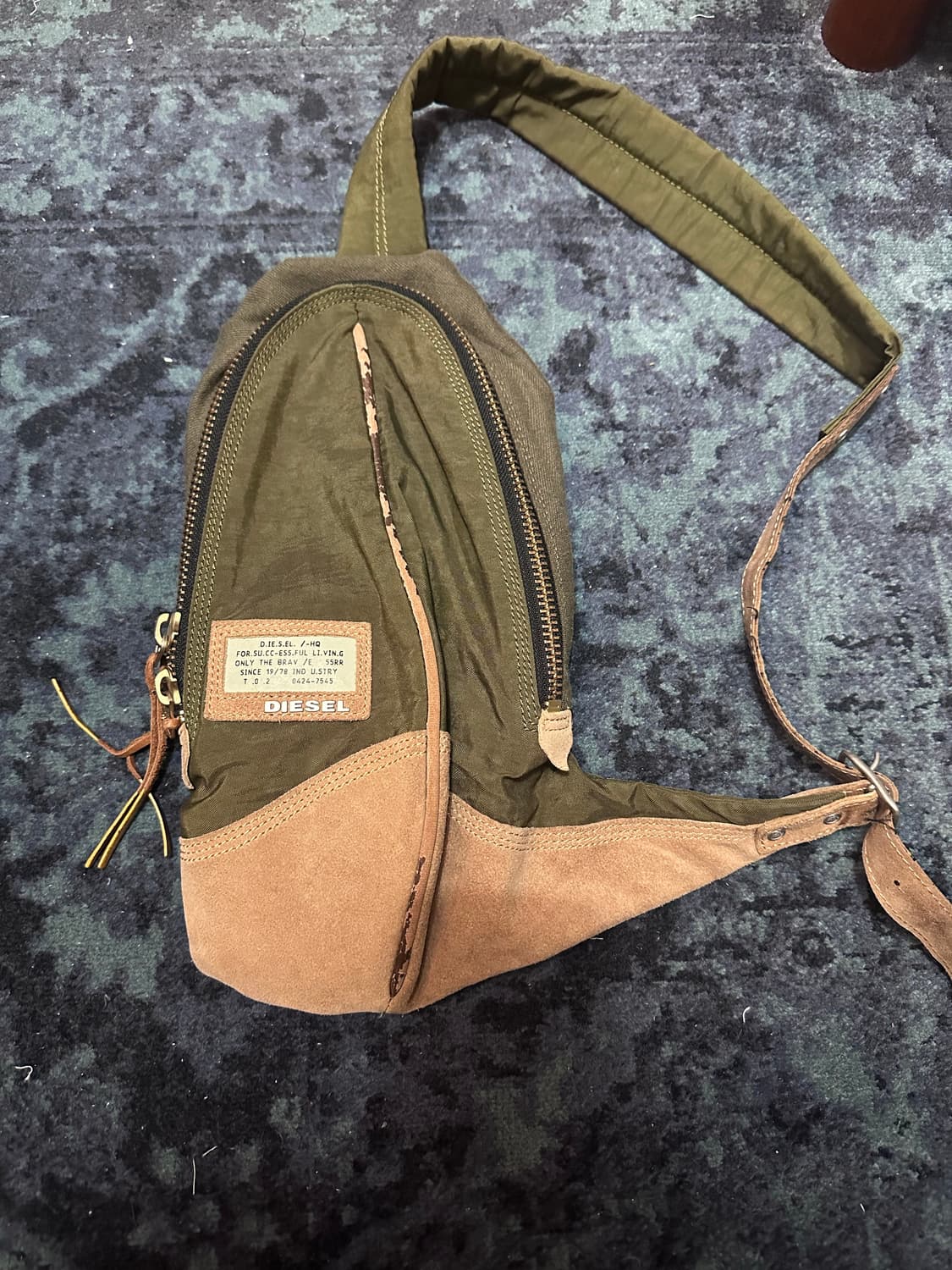 Diesel “Only The Brave” 캔버스,가죽 슬링백 상품이미지2