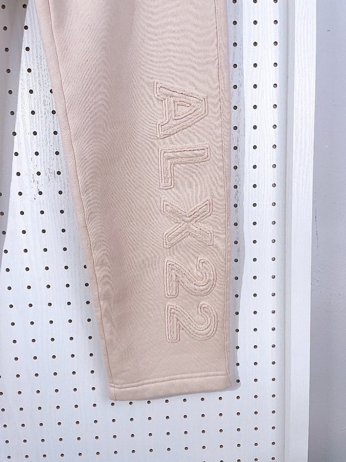 (정품/새상품) 알릭스 공용 베이지 로고 패치 기모 스웻팬츠 상품이미지5