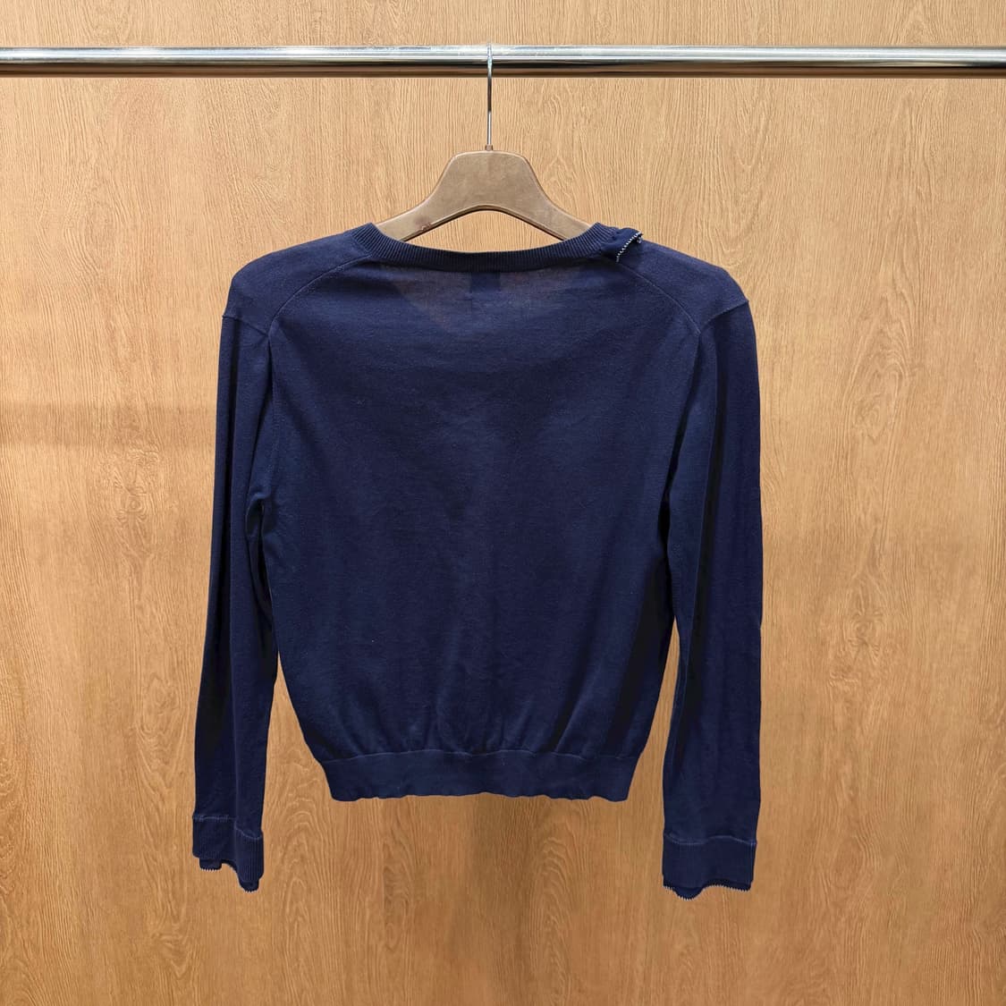 폴스미스 브이넥 코튼 긴팔 니트 프릴 러플 라인 디테일 레귤러핏 네이비 상품이미지2