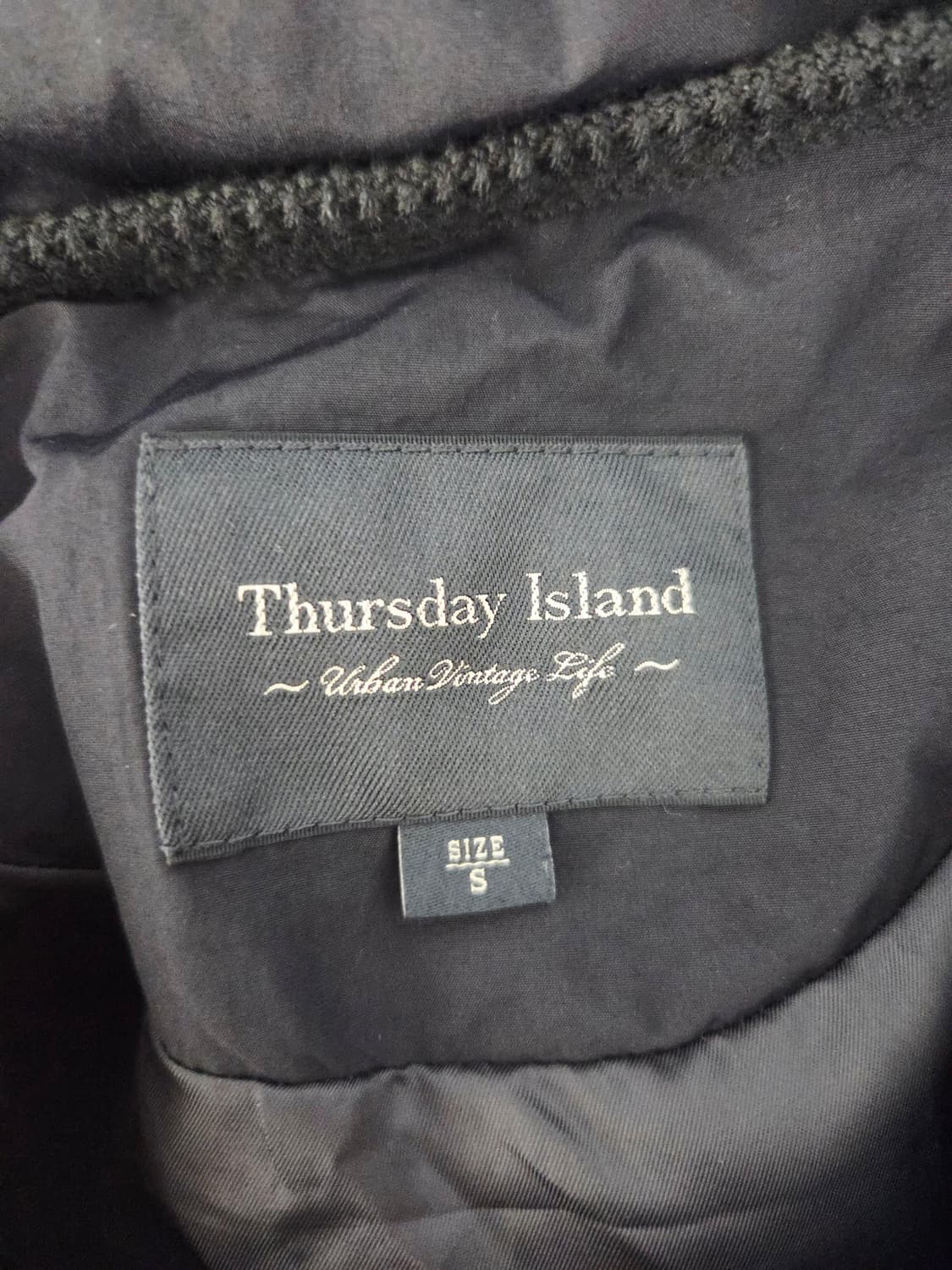 써스데이아일랜드 노카라 덕다운 숏패딩 블랙 상품이미지7