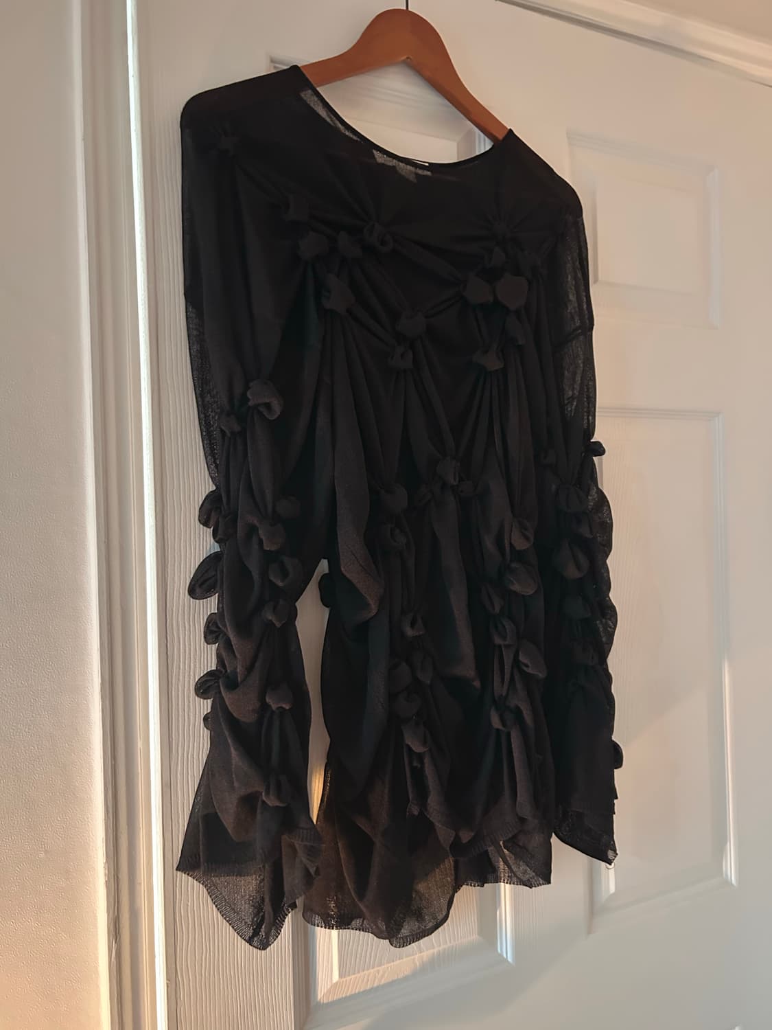 블랙 색상의 매듭 셔링 롱슬리브 시스루 스웨터 S 상품이미지3