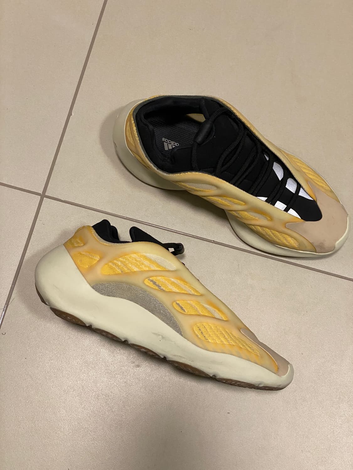 아디다스 이지 700 V3 모노 사플라워 상품이미지3