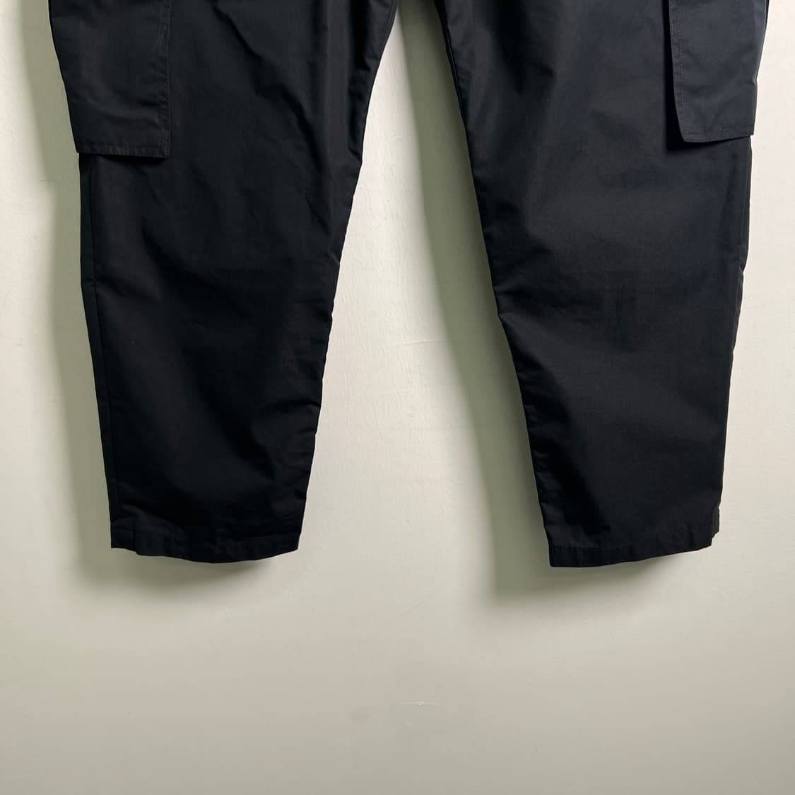 18fw 준지 블랙 테이퍼드 카고 팬츠 48 상품이미지6