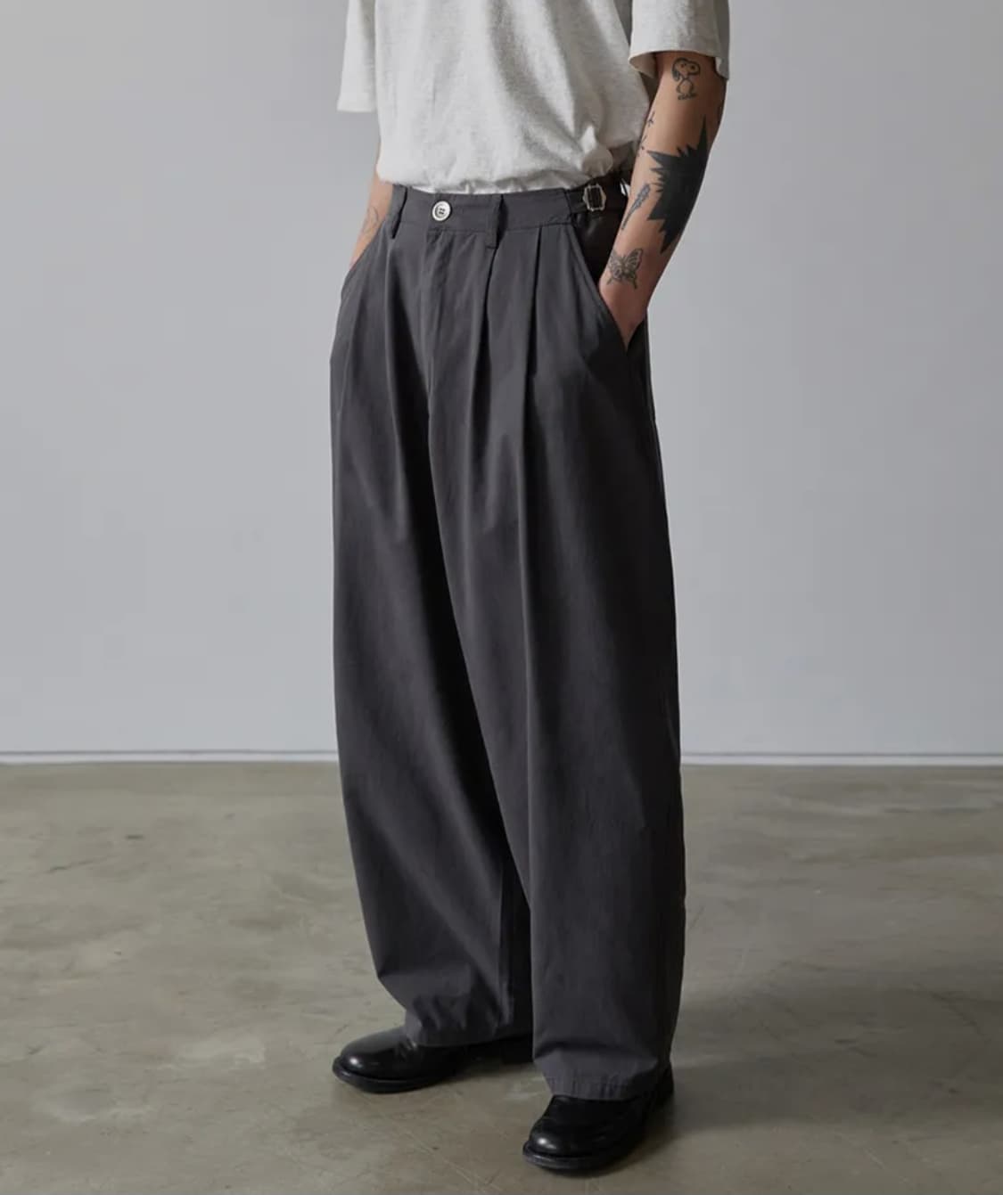 후브스 가먼트 워시드 투턱 팬츠 차콜 L 상품이미지1