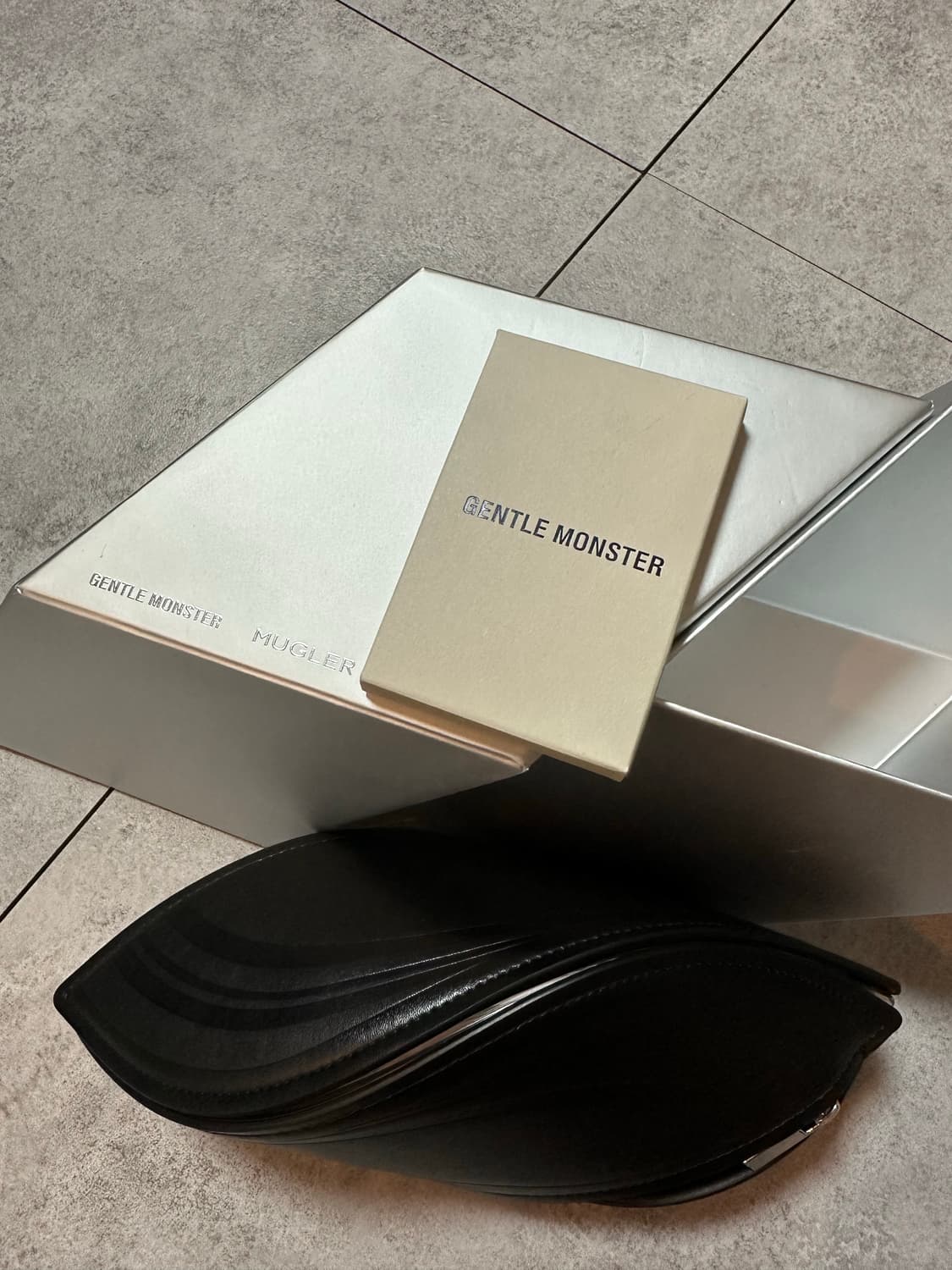 젠틀몬스터 X MUGLER 스파이럴02 블랙 선글라스 상품이미지4