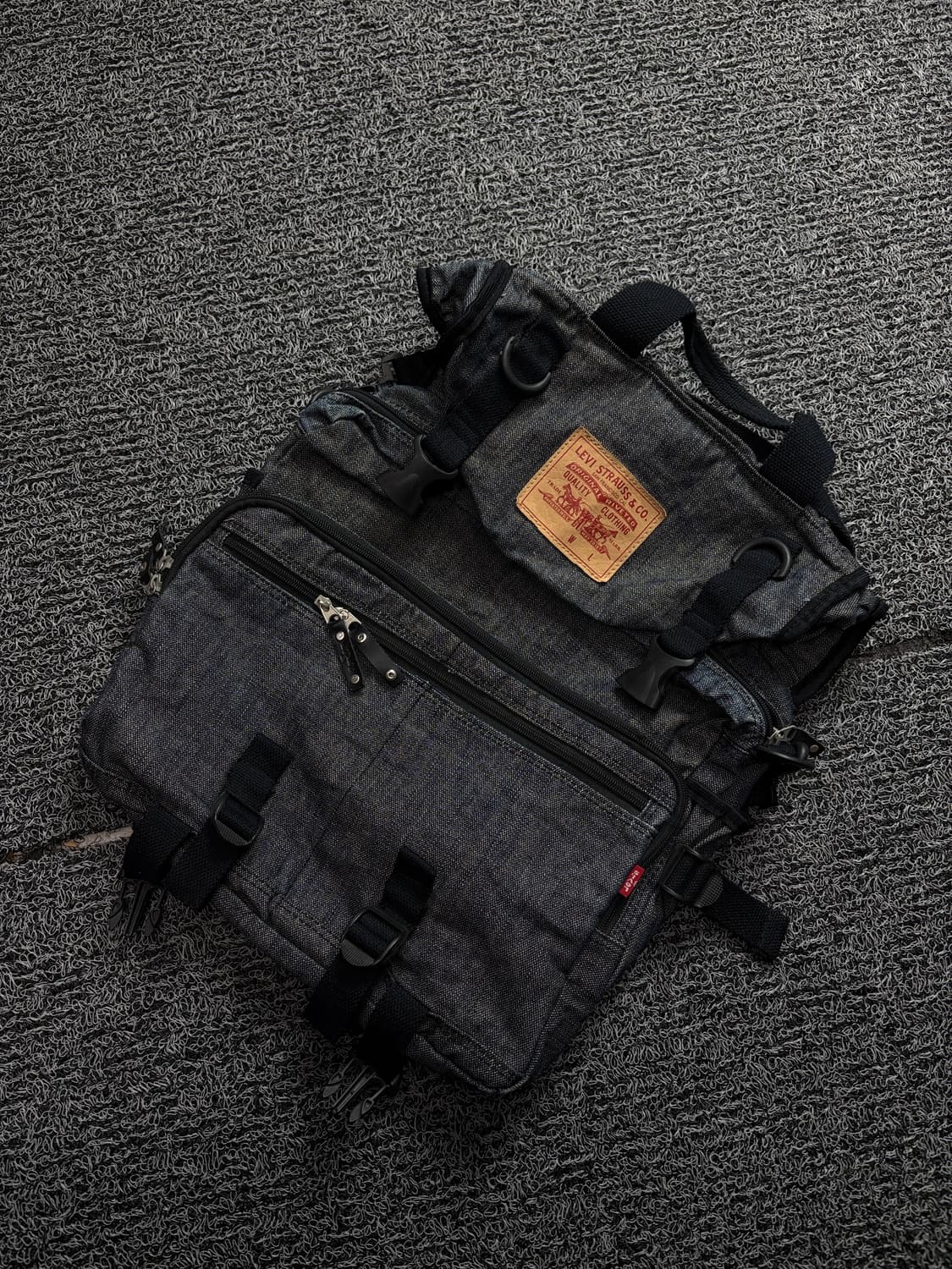 리바이스 오리지날 블랙 데님 버클 디테일 크로스백 1923 상품이미지4