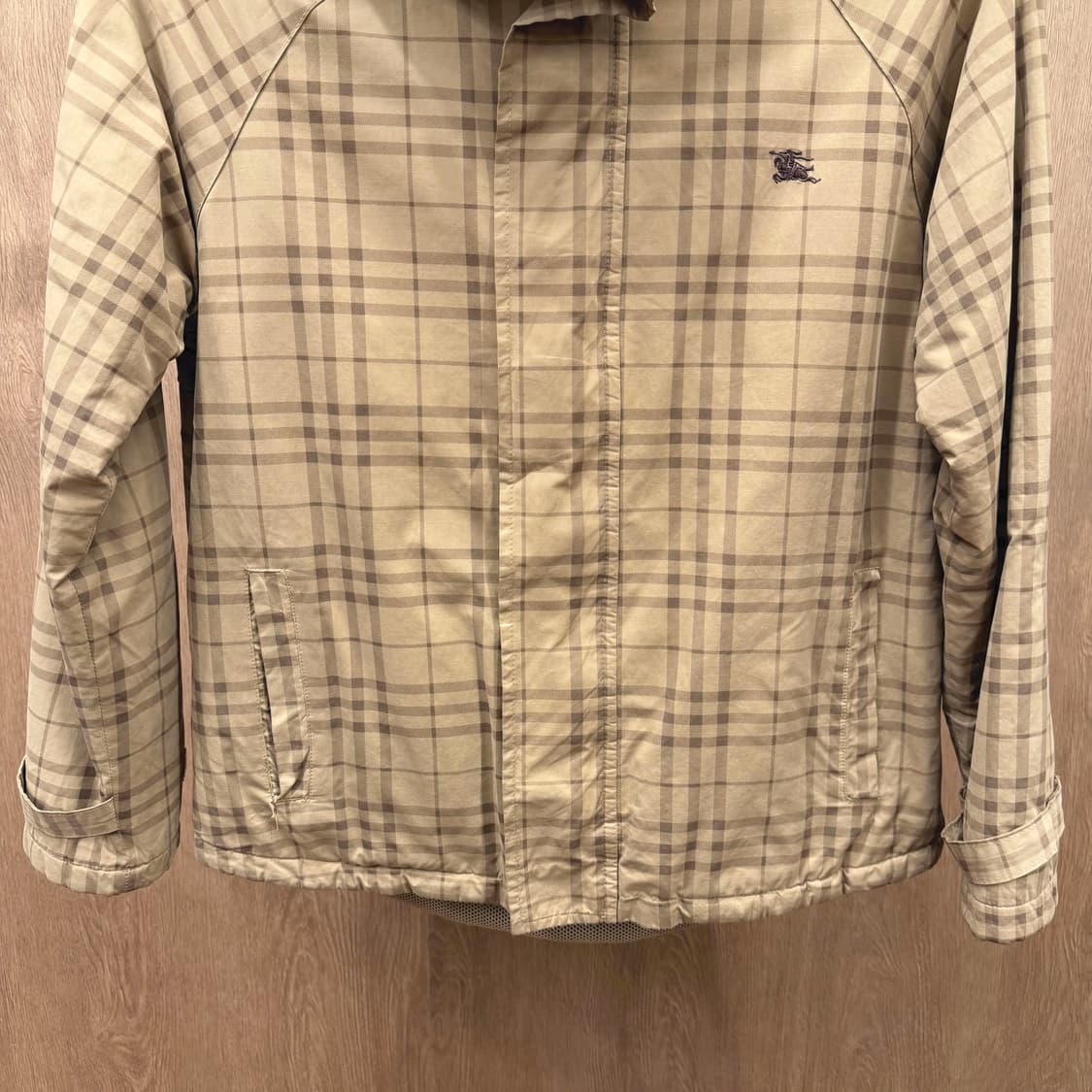 버버리 런던 하이넥 후드 라이트 점퍼 체크 패턴 메쉬 안감 디테일 베이지 상품이미지5