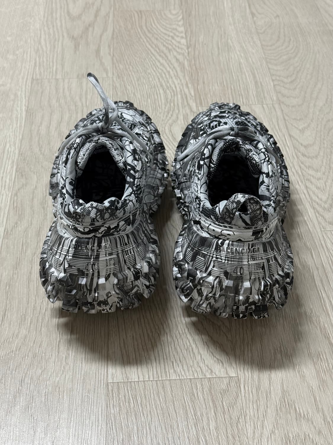(40) 발렌시아가 디펜더 바운서 그래피티 상품이미지3