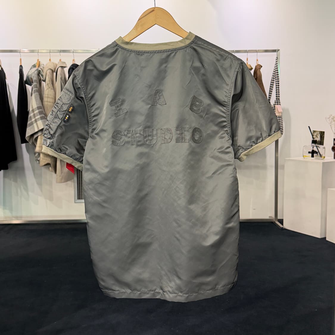 [L] IAB STUDIO 알파인더스트리 반팔 져지 건메탈 상품이미지2