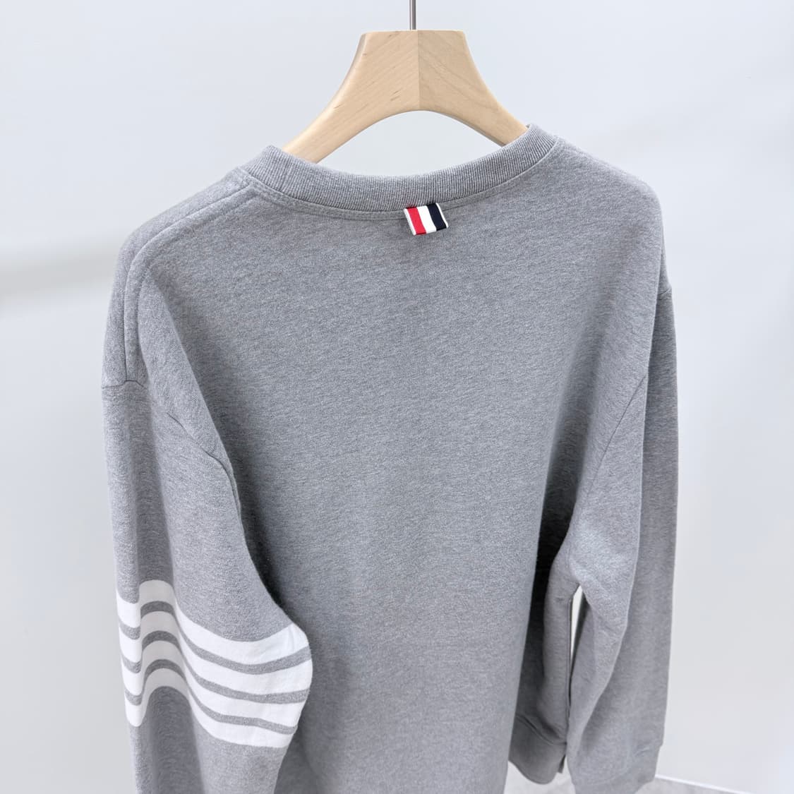 [S+급/7] 톰브라운 사선완장 맨투맨 그레이 상품이미지6