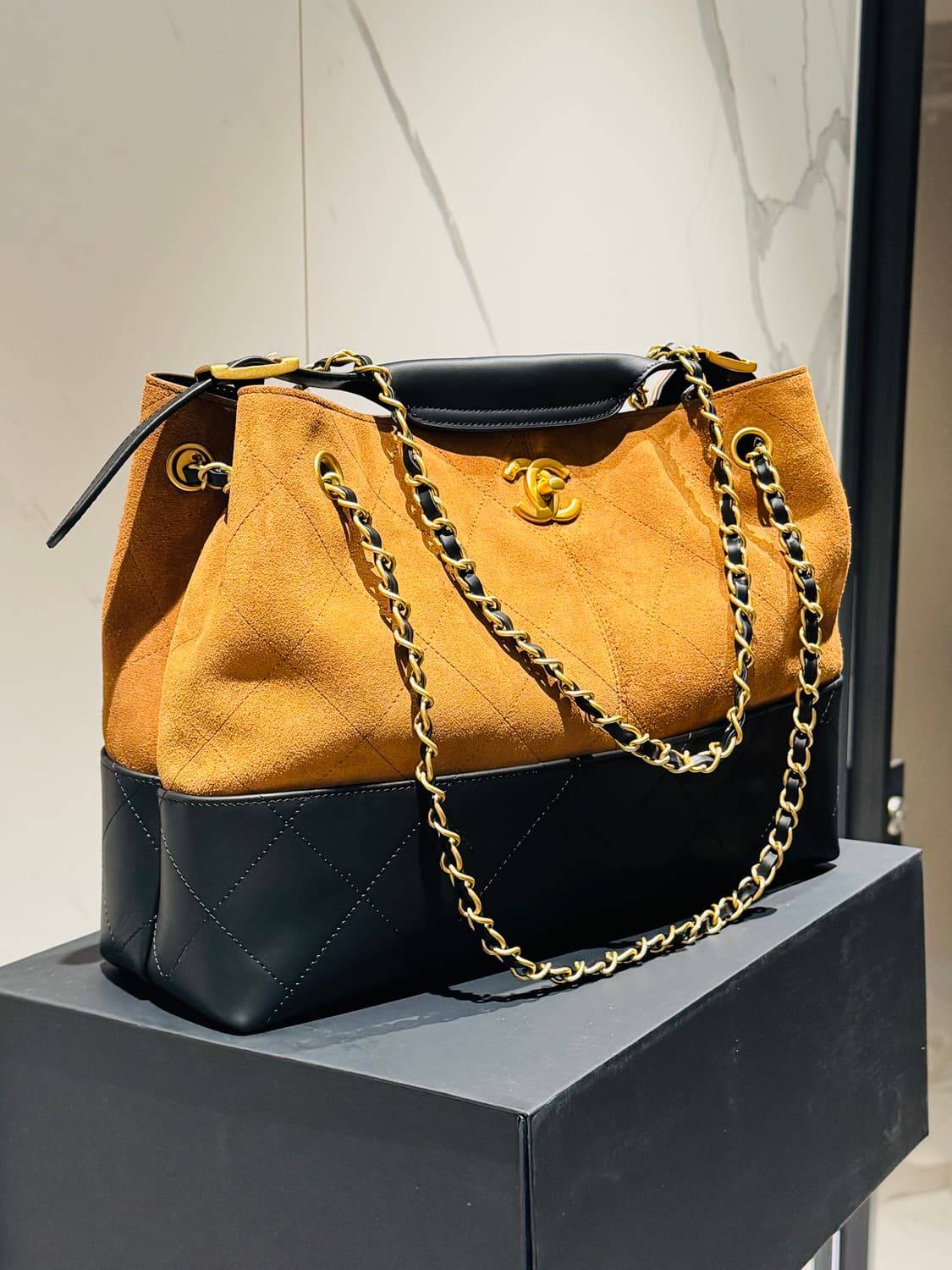 샤넬 공방 25A 스웨이드 스몰 숄더백 상품이미지2